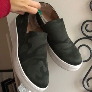 CAMO STEVE MADDEN PLATFORM SNEAKERS